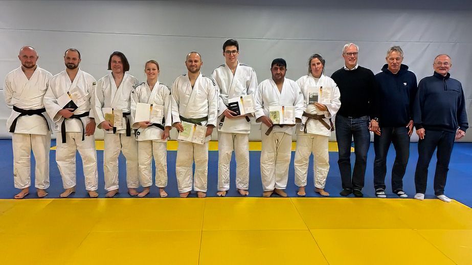 Die Prüfungsgruppe mit den Prüfern Lars und Olaf Lange und Helmut Behnke.