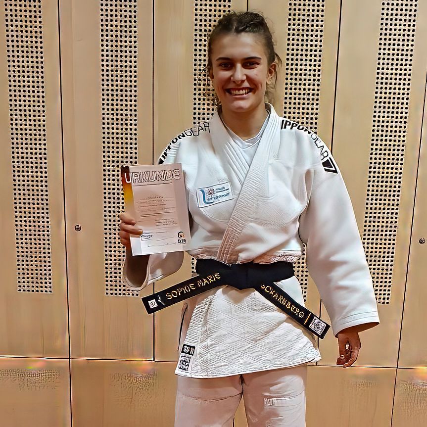 Sophie Scharnberg besteht die Prüfung zum 1. Dan