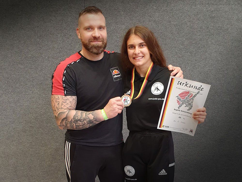 Sophie Scharnberg - Norddeutsche Meisterin U18 bis 52 kg mit Trainer Florian Hahn