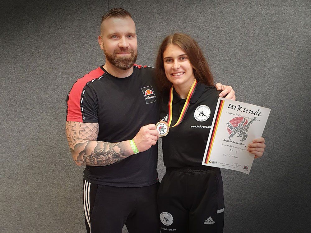 Sophie Scharnberg Sophie Scharnberg - Norddeutsche Meisterin U18 bis 52 kg mit Trainer Florian Hahn