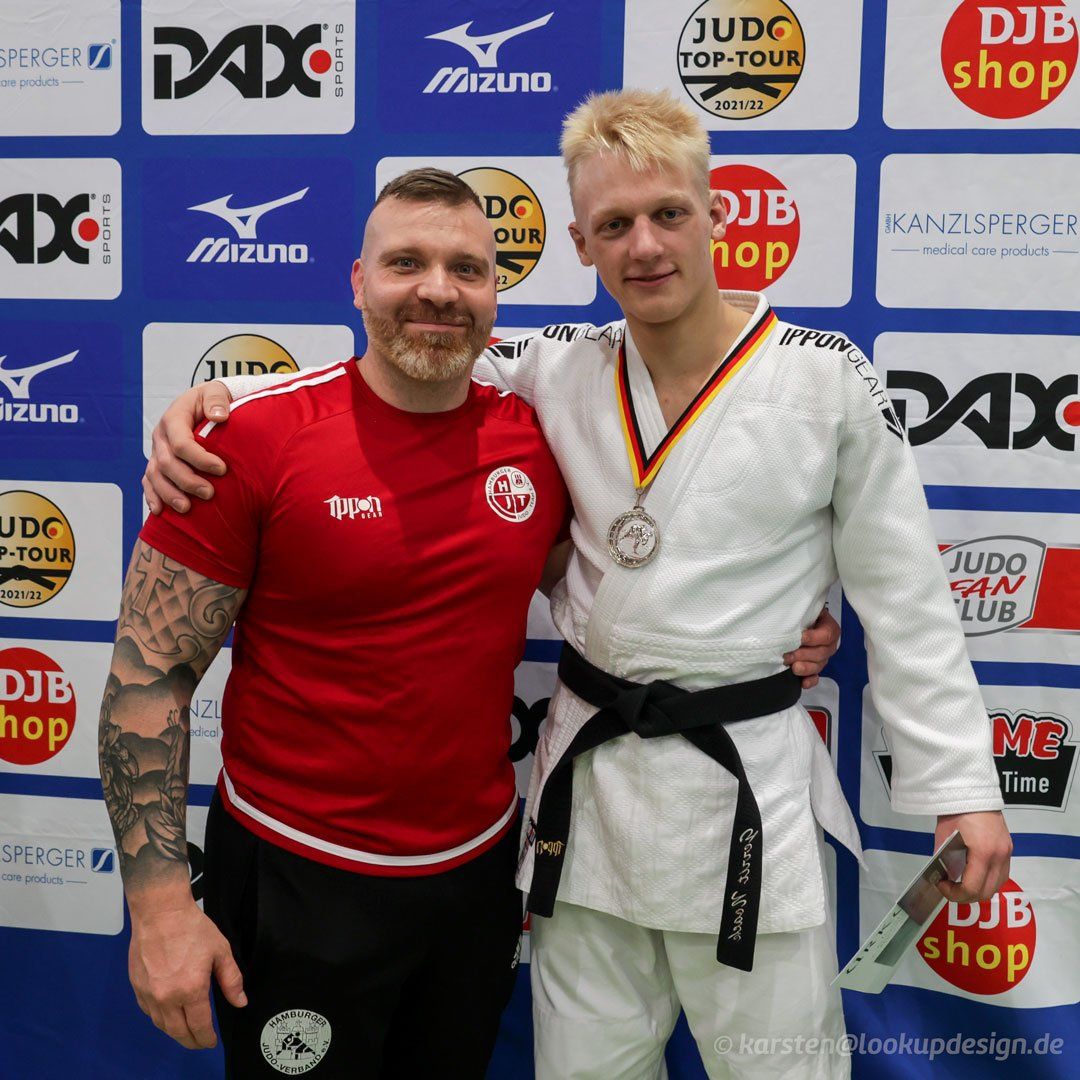 Gerrit Noack ist Deutscher Vizemeister der U21 bis 81 kg mit Sportdirektor Florian Hahn