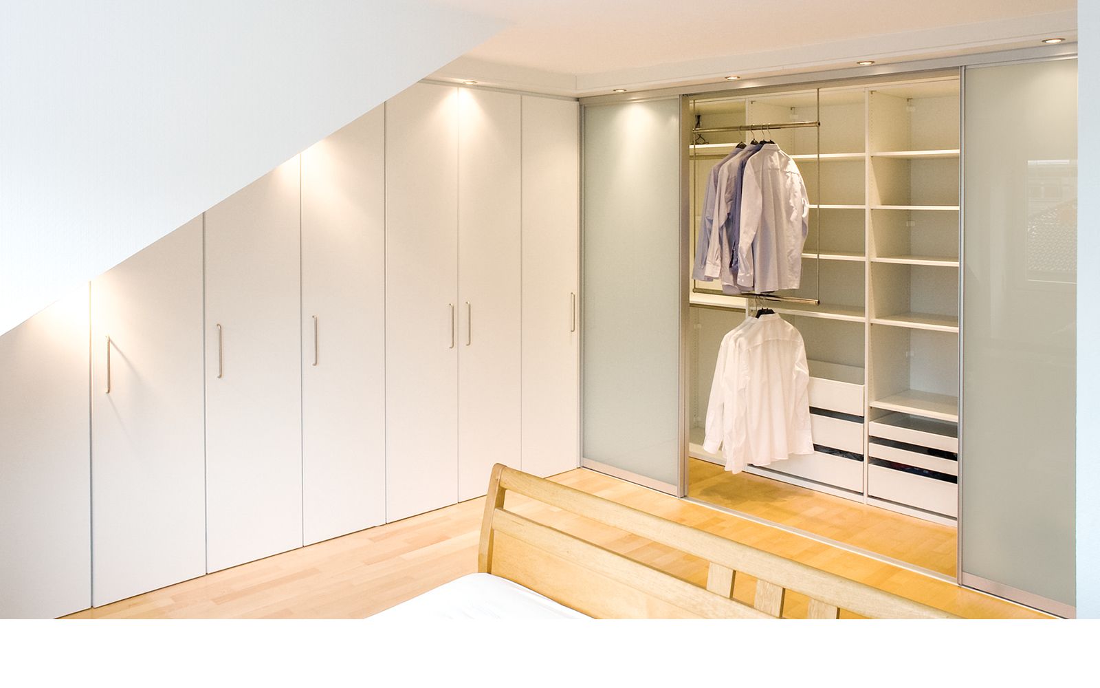 Der dressglider hinter Schiebetüren