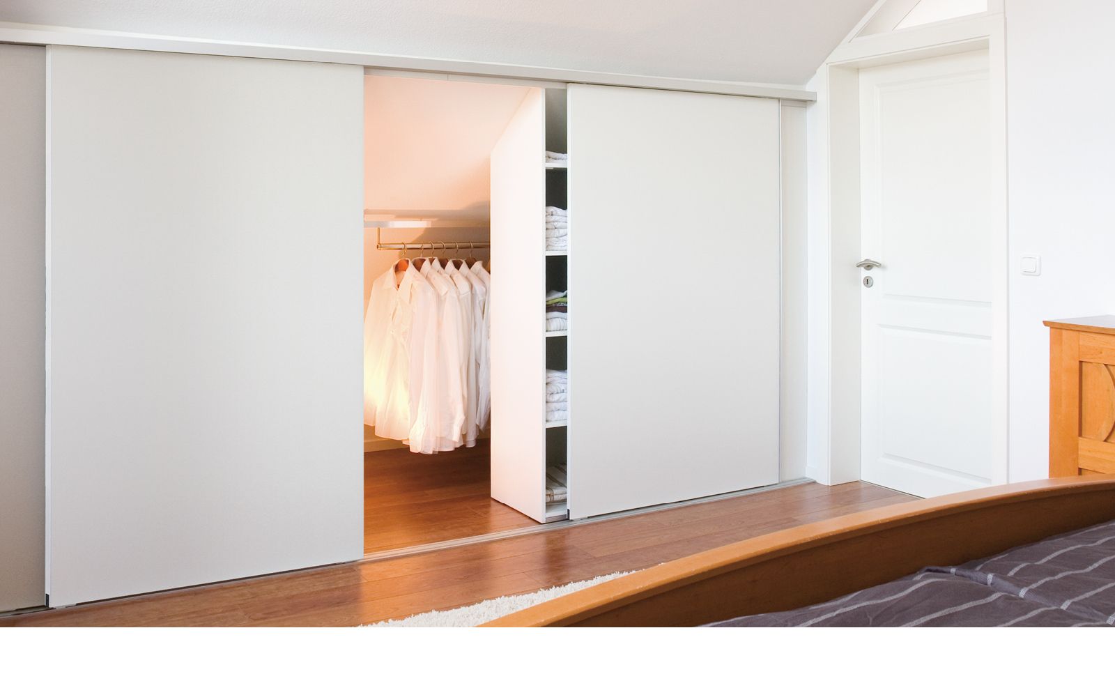 Der dressglider hinter dem Schrank unter einer Dachschräge