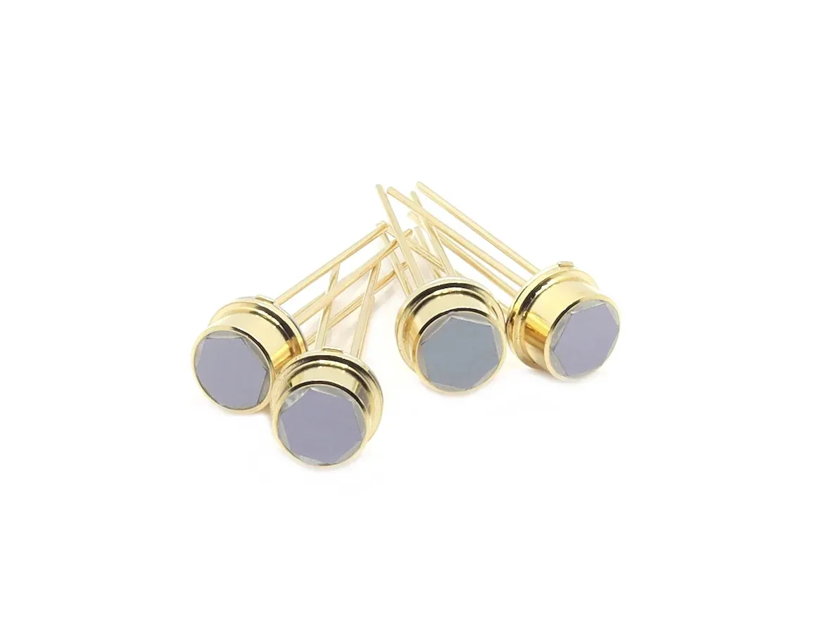 Miniature thermopile infrared sensor with filter