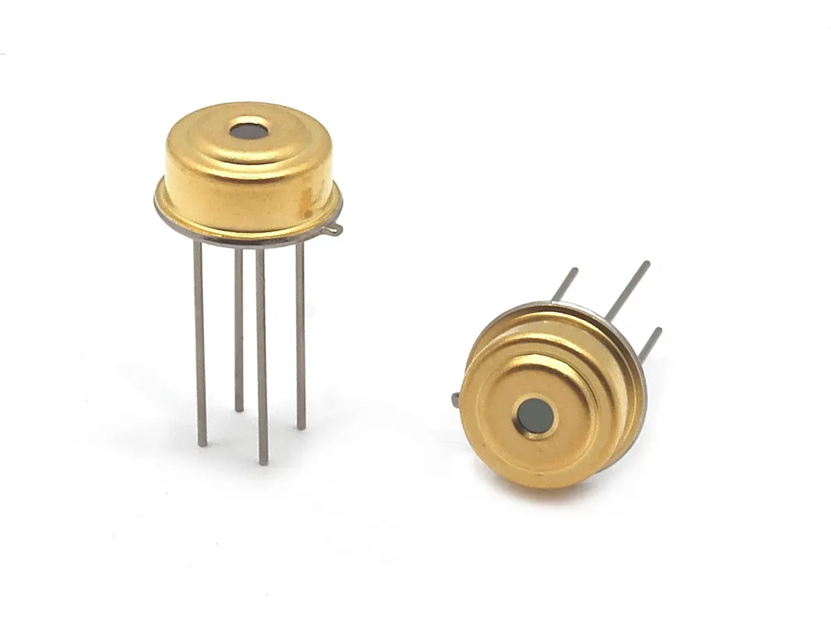Miniature thermopile infrared sensor with filter