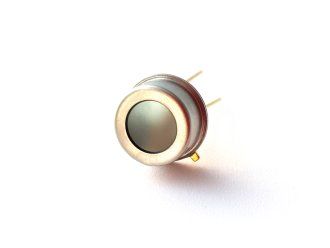 Single element pyroelectric sensor with ultra-high sensitivity and detectivity