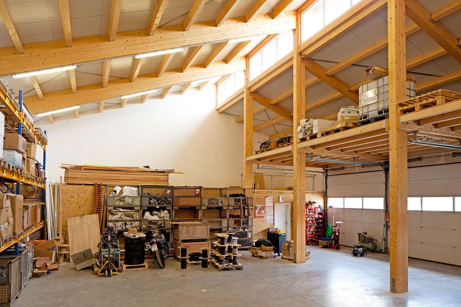 Gewerbehalle in moderner Holzbauweise Innenansicht