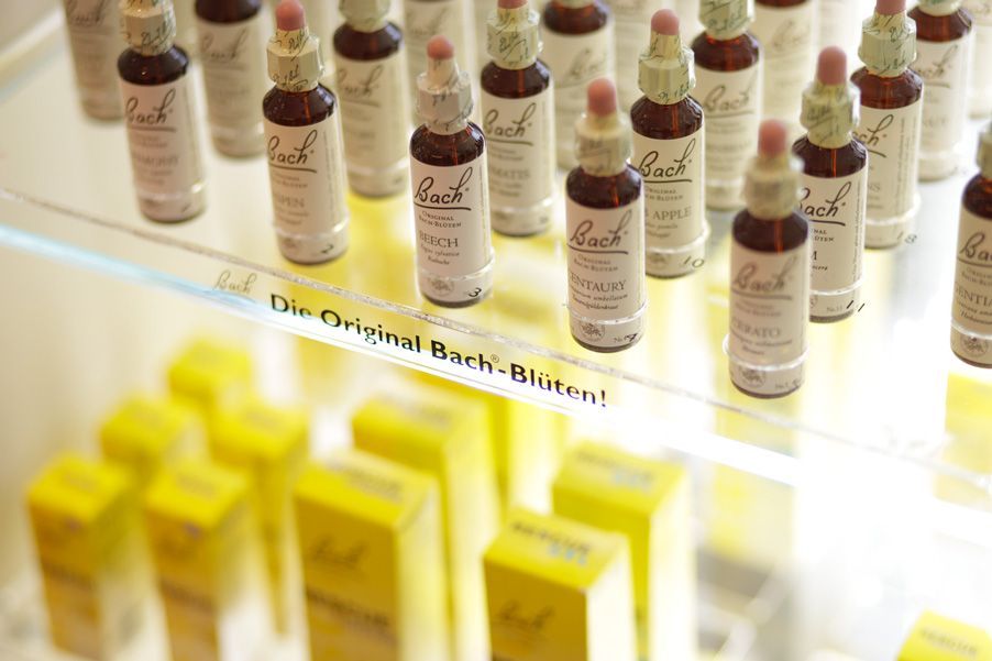 Ordentlich nebeneinander gereihte Schüssler Salze im Regal