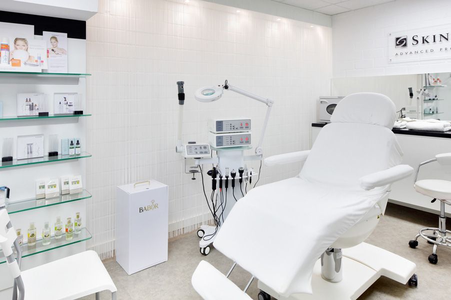 Kosmetikraum mit Behandlungsstuhl und Regalen mit Kosmetik