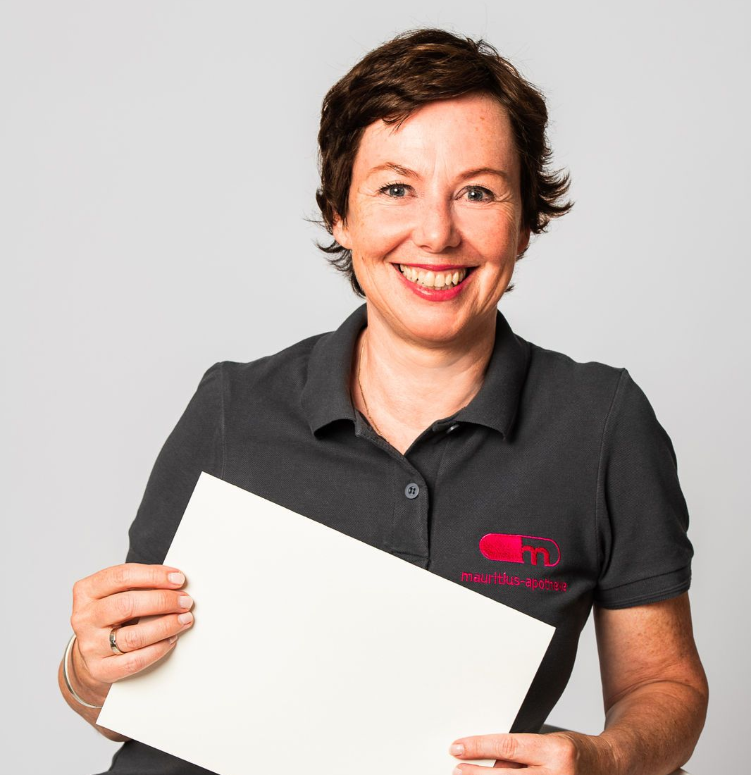 Bild von Apothekerin mit Schild in der Hand auf dem steht Ihr persönlicher Kundenvorteil