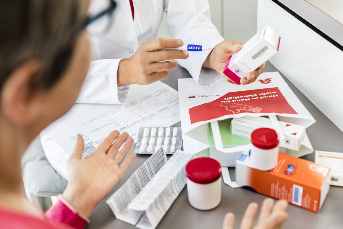 Apothekerin erklärt Kundin Medikation