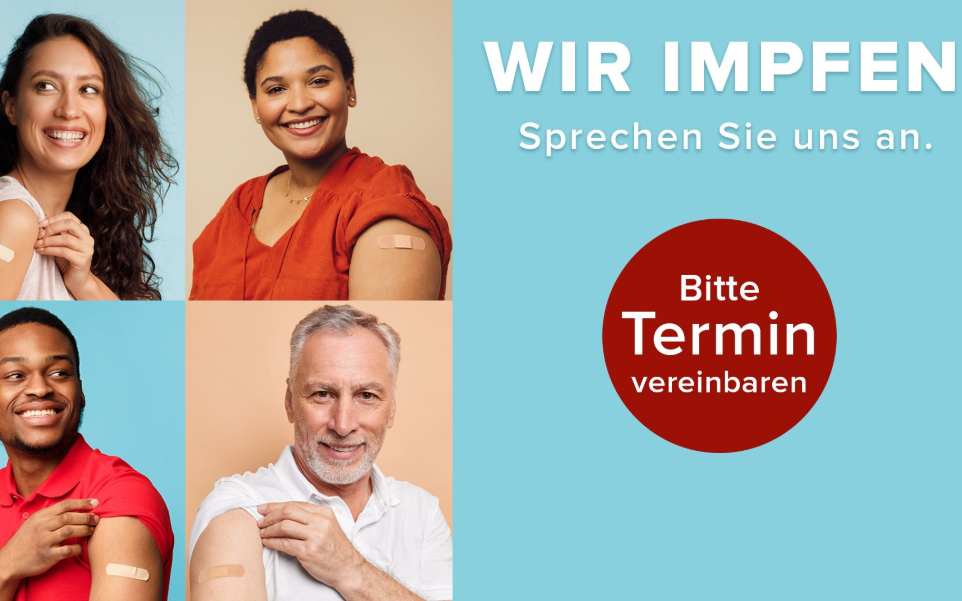 Vier Personen zeigen Ihren geimpften Oberarm mit Pflaster