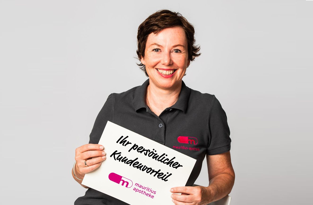 Bild von Apothekerin mit Schild in der Hand auf dem steht Ihr persönlicher Kundenvorteil