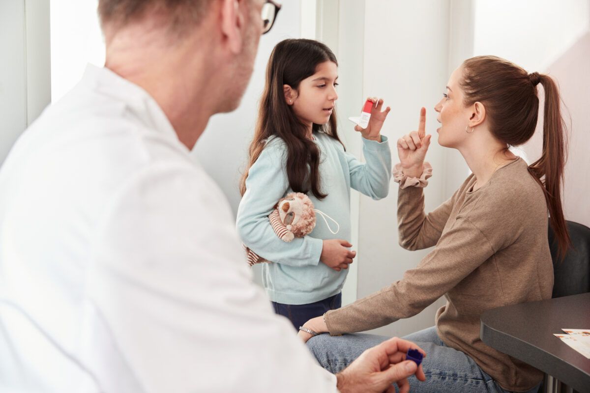 Apotheker zeigt Mutter und Tochter Inhalativa