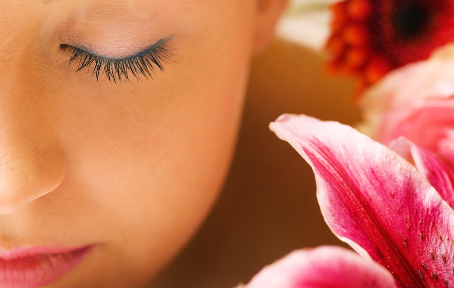 Frau mit geschlossenen Augen genießt Wellness