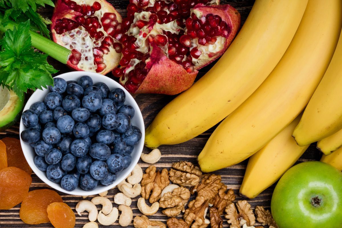 Komposition aus Obst und Nüssen