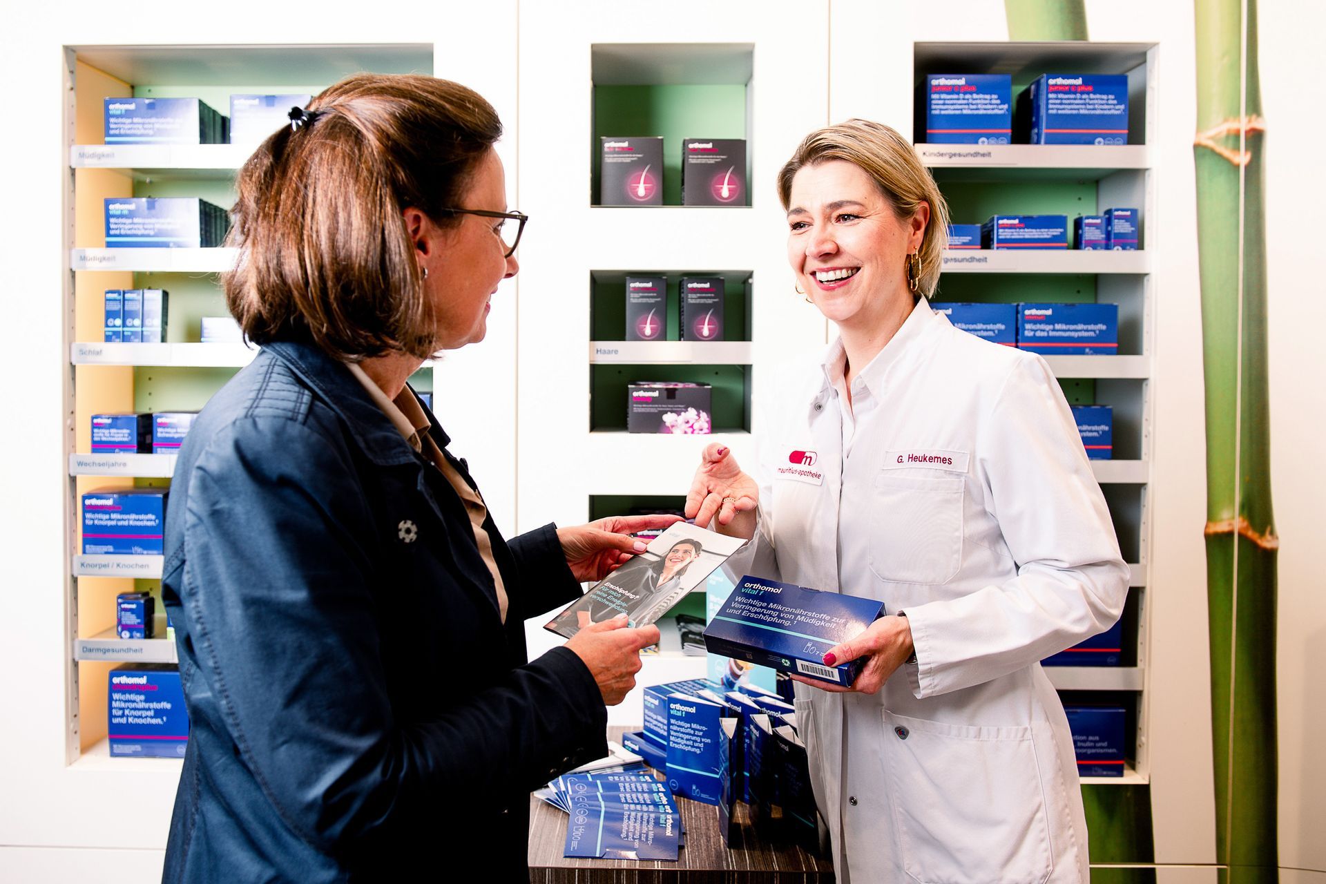 Apothekerin präsentiert Kundin ein Produkt