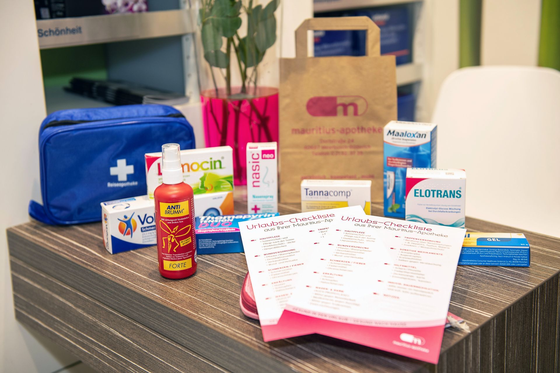 Verschiedene Produkte für Reiseapotheke auf Tisch