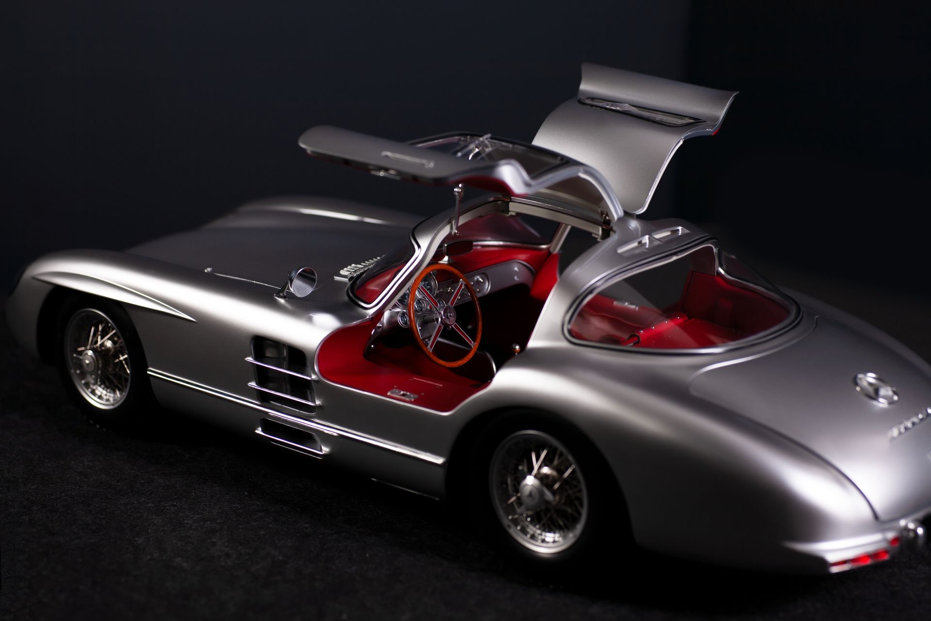 Mercedes-Benz 300 SLR „Uhlenhaut Coupé“ 1/8 Bausatz – „Der Rote“