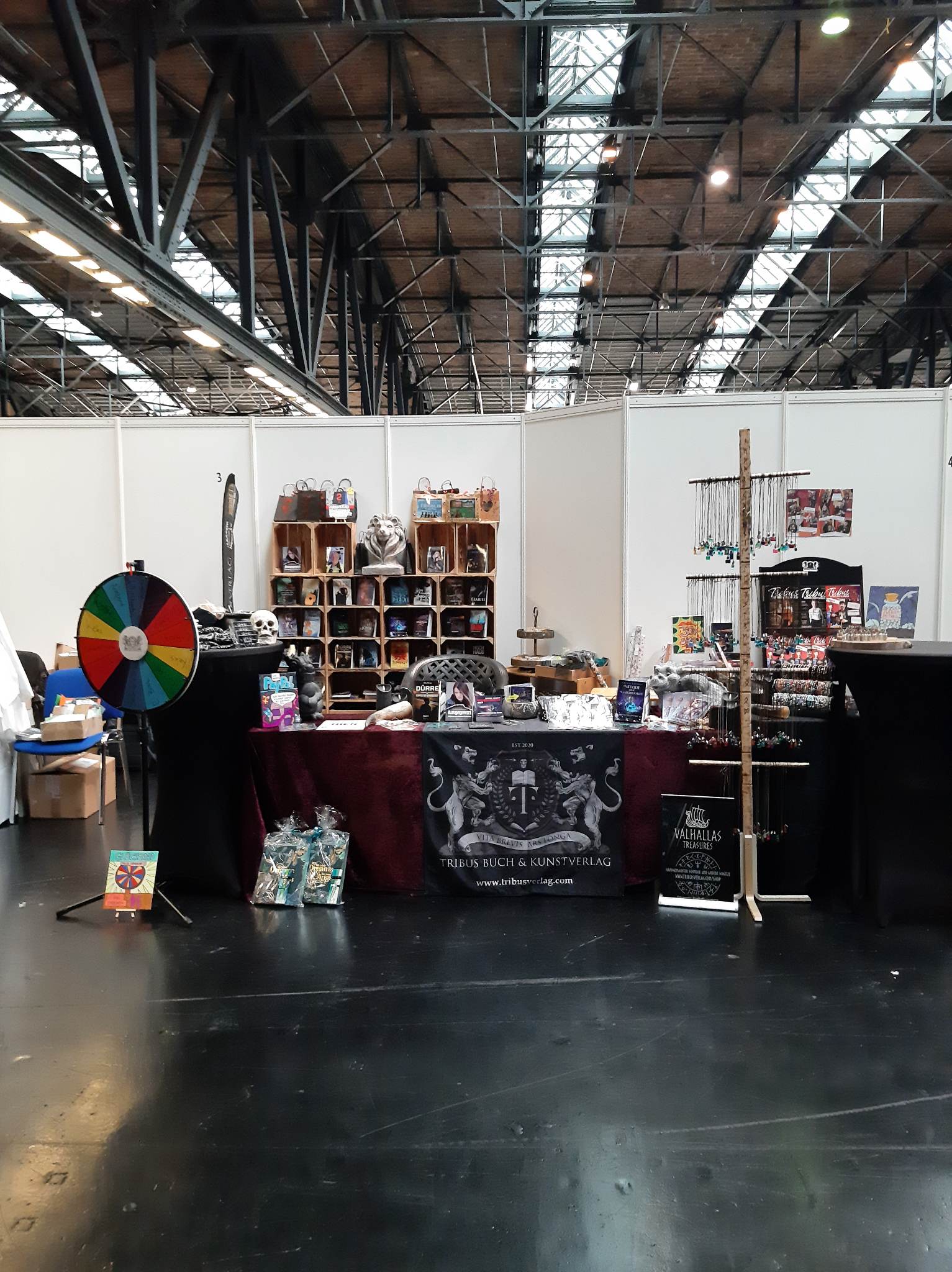 Der Messestand des Tribus Buch und Kunstverlags auf der BuchBerlin 2022