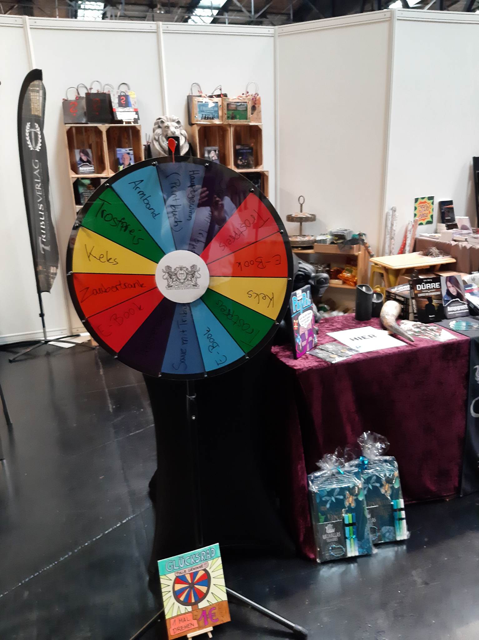 Glücksrad mit bunten Feldern auf dem Messestand der Tribus Buch und Kunstverlags auf der BuchBerlin 2022