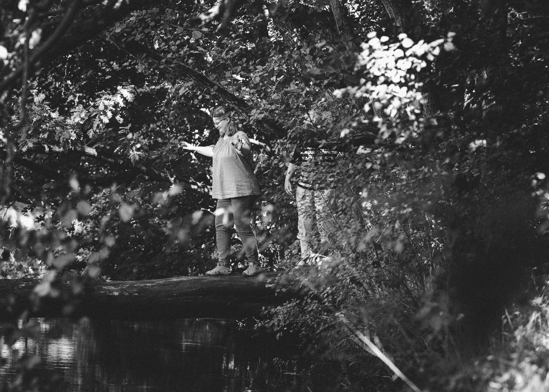 Autorin D. K. Berg balanciert Baumstamm