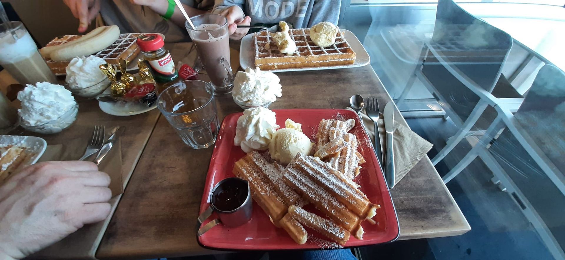 Belgische Waffeln mit Schokoladensauce und süßer Sahne