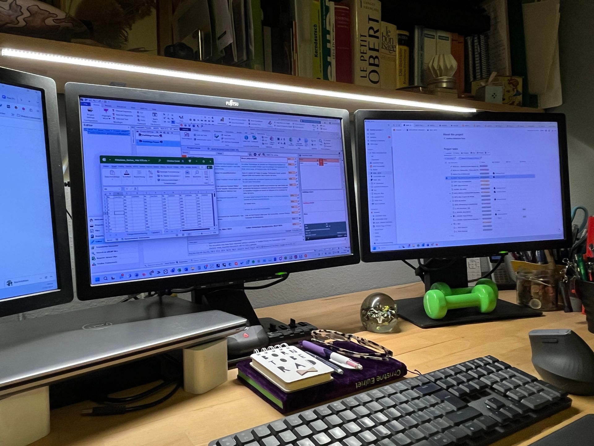 Computer Arbeitsplatz mit drei Bildschirmen, Tastatur, Maus und Schreibutensilien