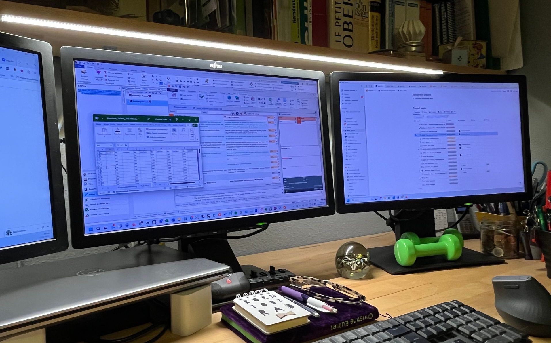 Arbeitsplatz mit drei Bildschirmen Arbeitsplatz mit drei Bildschirmen