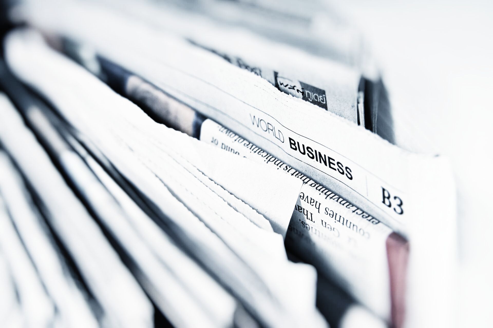 Tageszeitungen gestapelt