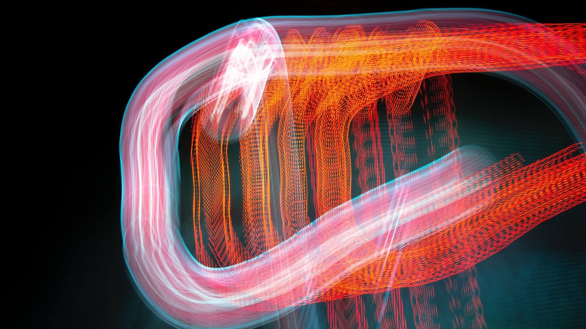 Leuchtstreifen bei Nacht Rosa und orange Leuchtstreifen überlagern sich bei Nacht