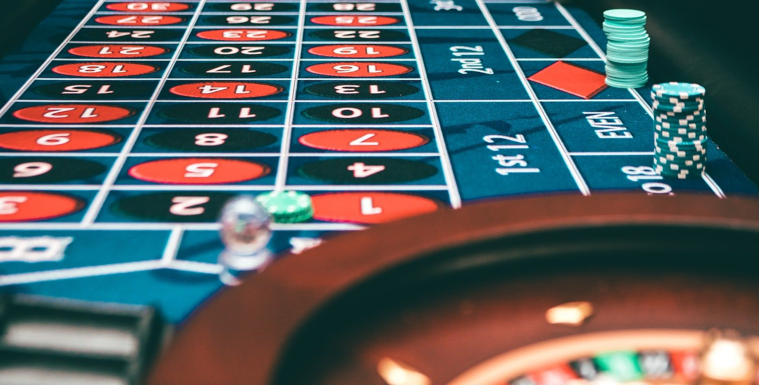 Spieltisch mit Roulette im Casino