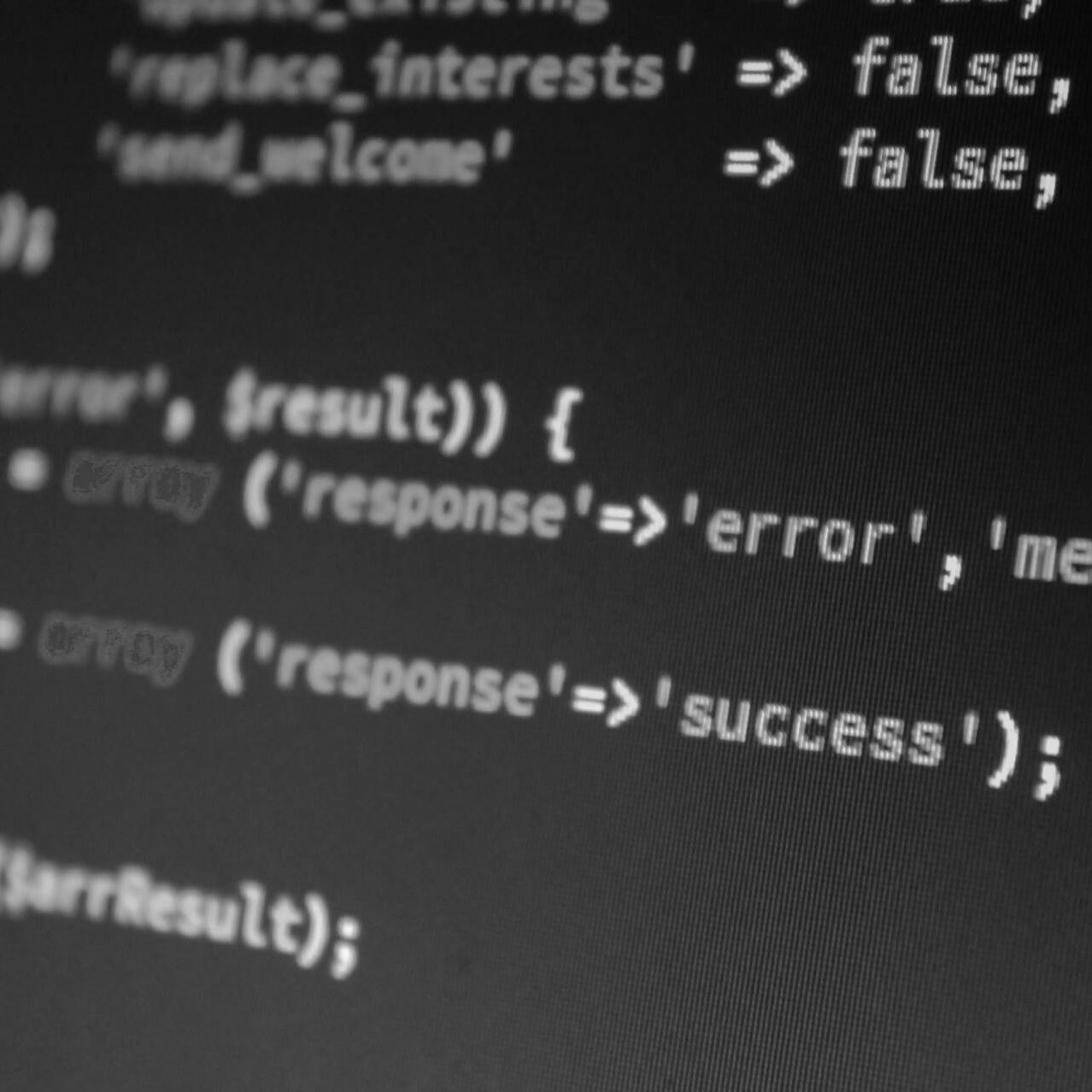 Monitor mit Codezeilen