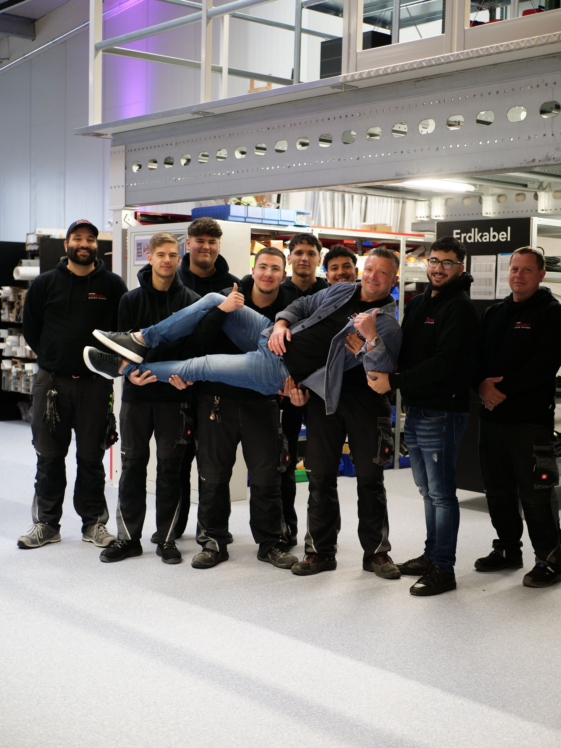 Azubis halten Eugen hoch