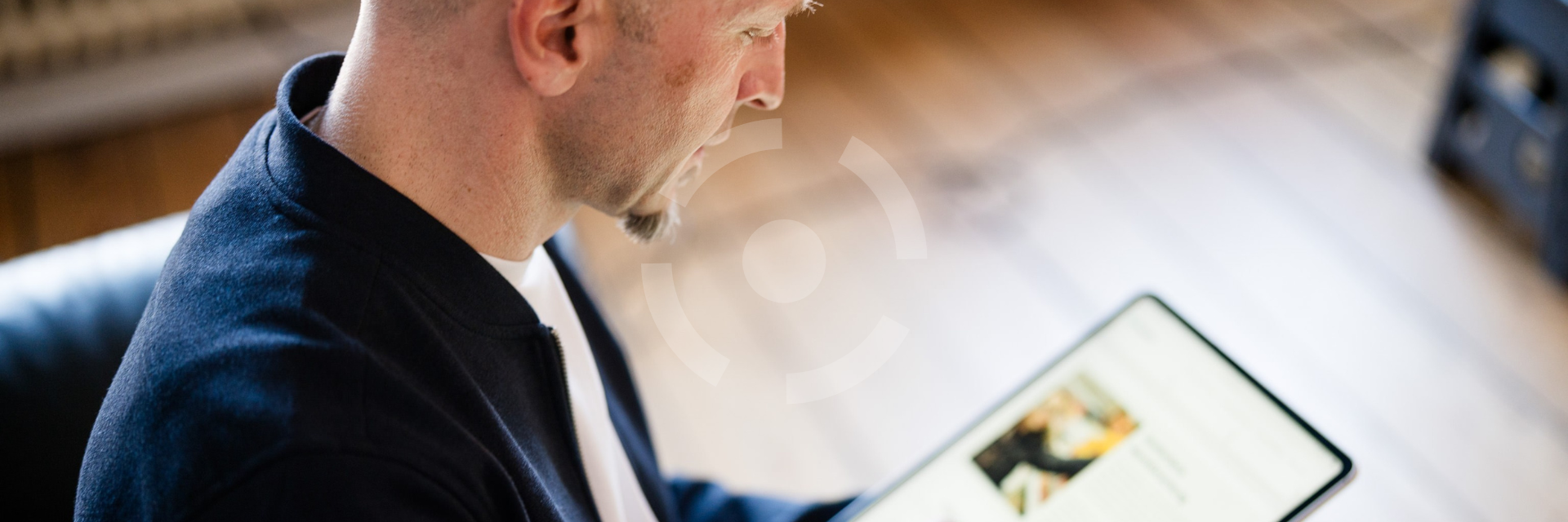 Person liest User-Test-Analyse auf Tablet – Fokus auf Produktentwicklung und Nutzerforschung
