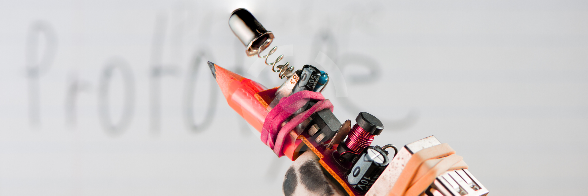 Früher Prototyp eines medizinischen Geräts: mit Bleistiftspitze und Bauteilen improvisiert – als Bei