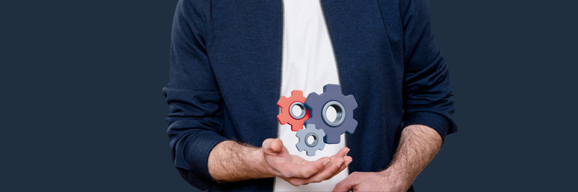 Ein Mann hält drei Zahnräder als Symbol für effizientes Portfoliomanagement.