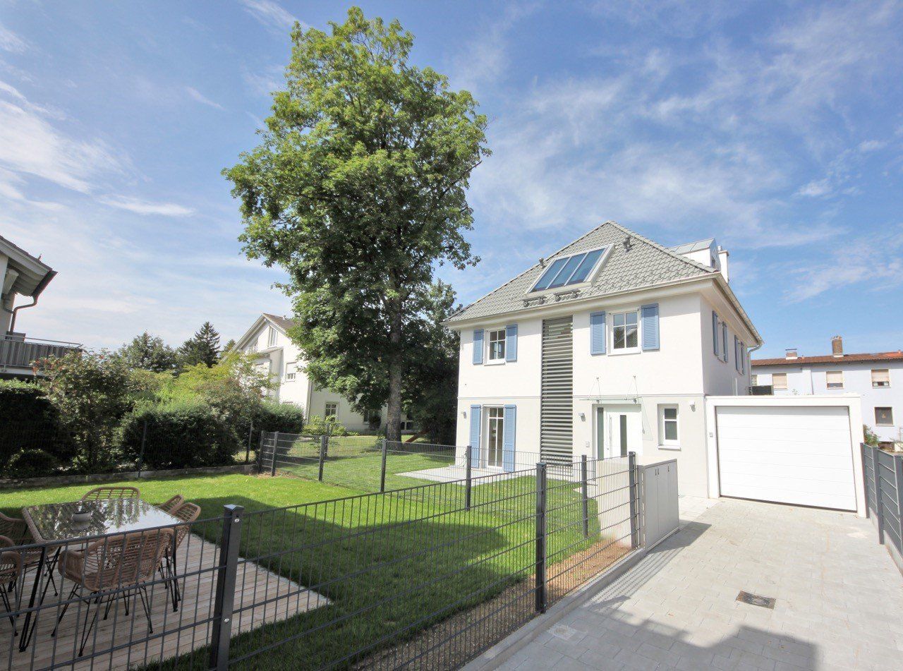 München-Trudering, Mönchbergstraße 17 (Vordergebäude) Einfamilienhaus mit Walmdach in ruhiger, grüner Lage