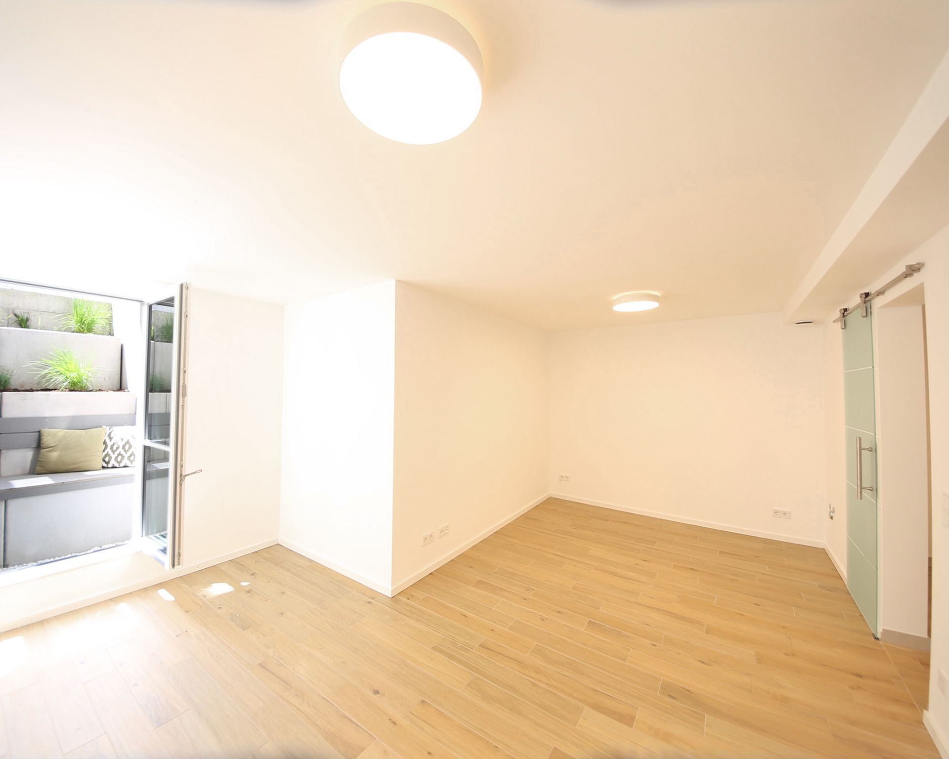 Tagheller Hobbyraum mit Böschung