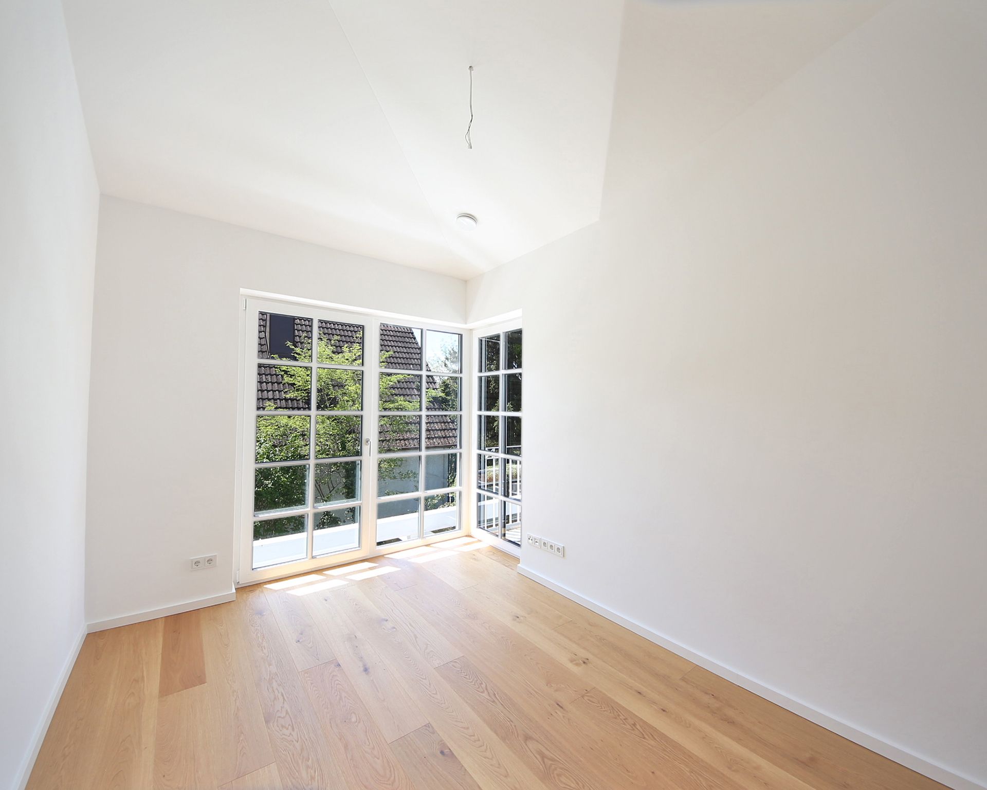 Kinderzimmer mit Zugang zum Balkon