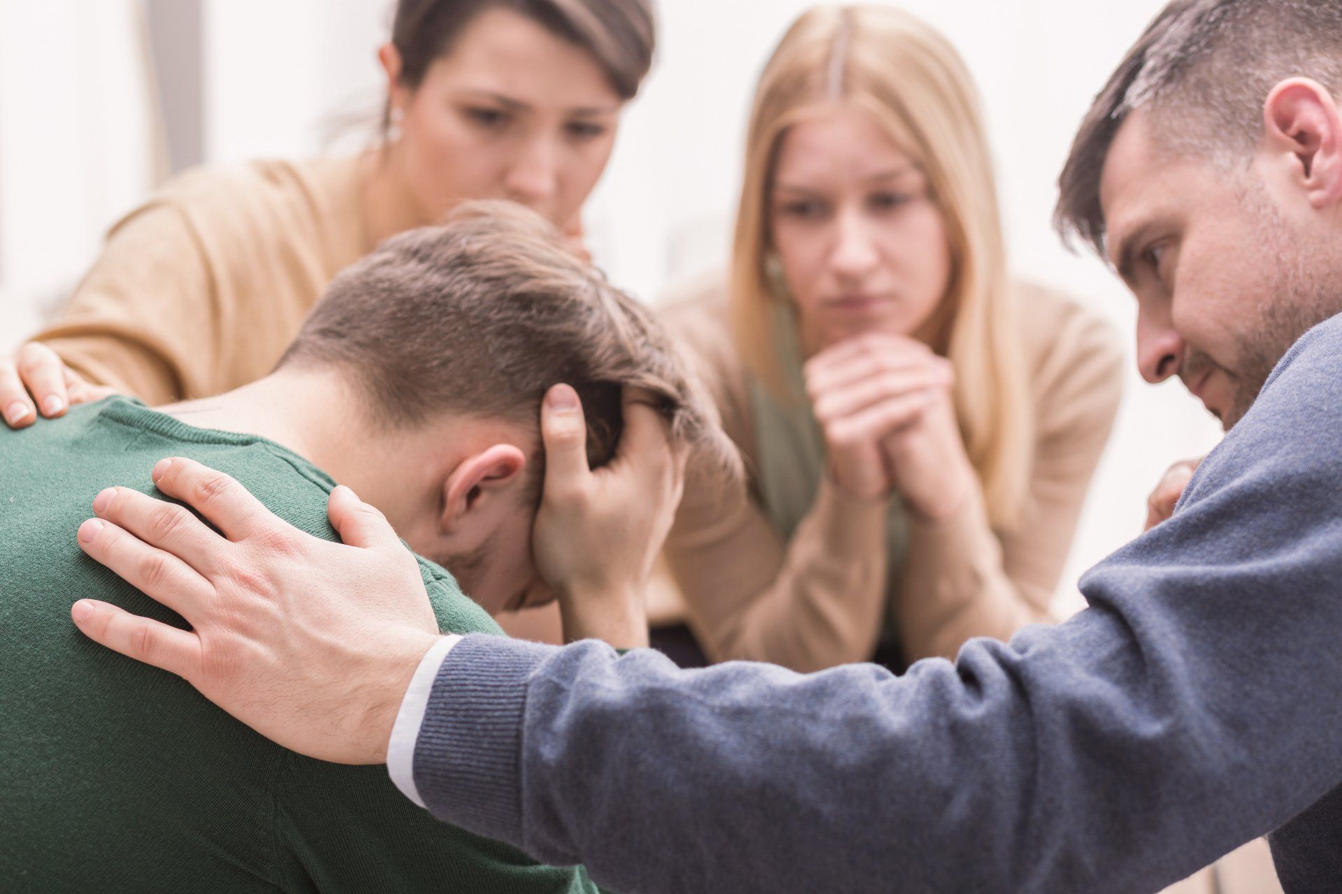 gegenseitige Unterstützung im Gruppentherapie-Gespräch Hier tippen, um direkt zur Terminbuchung zu gelangen