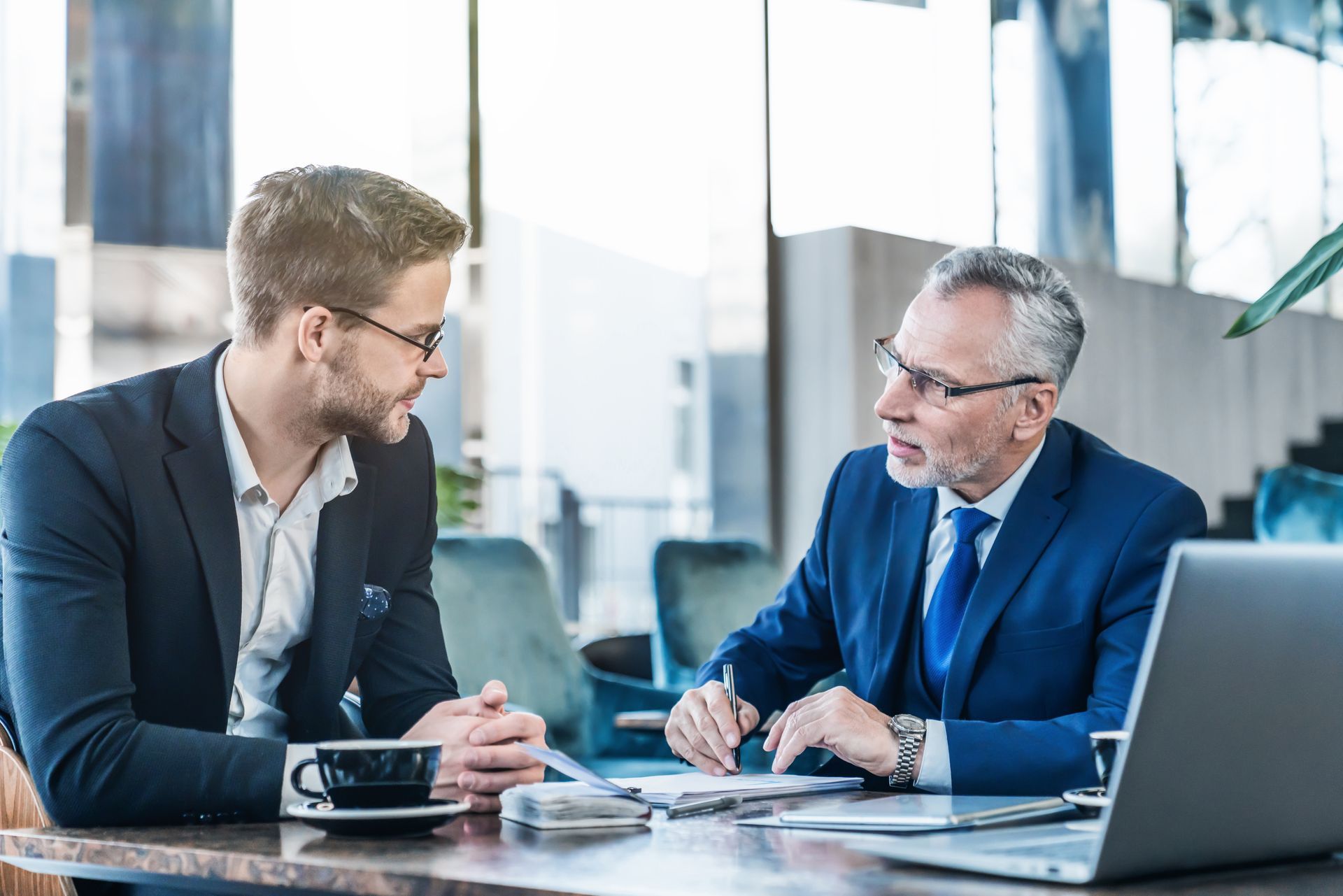 zwei Männer im Business Coaching Gespräch zwei Männer im Business Coaching Gespräch