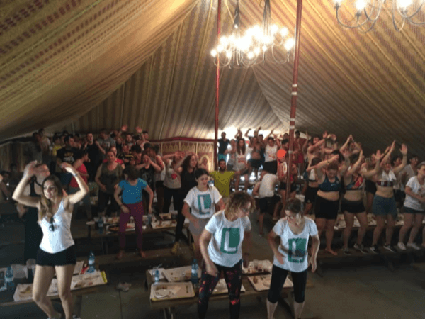 Discoteca en la Aldea Cavernícola