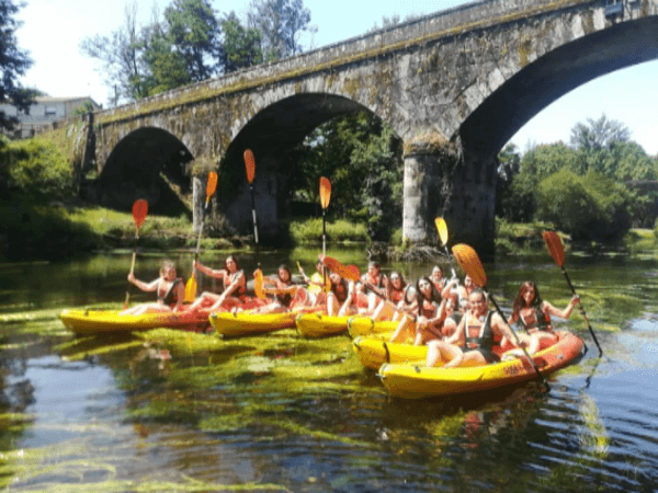 Piraguas en el río en Aldea Cavernícola