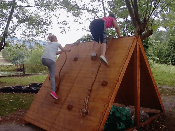 Pista Yabadabadú en la Aldea Cavernícola