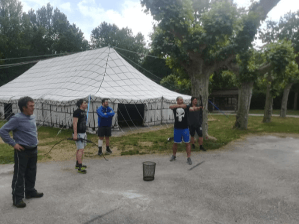 Tiro con arco en la Aldea Cavernícola