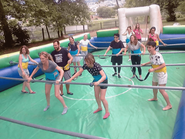 Fútbol cavernícola en la Aldea Cavernícola