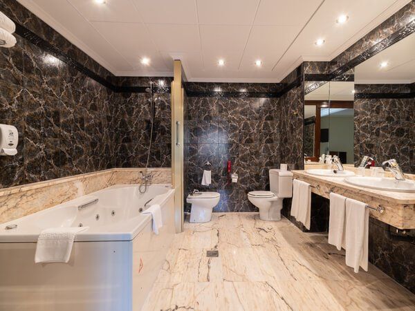 Baño Hotel con vistas al mar en Vigo