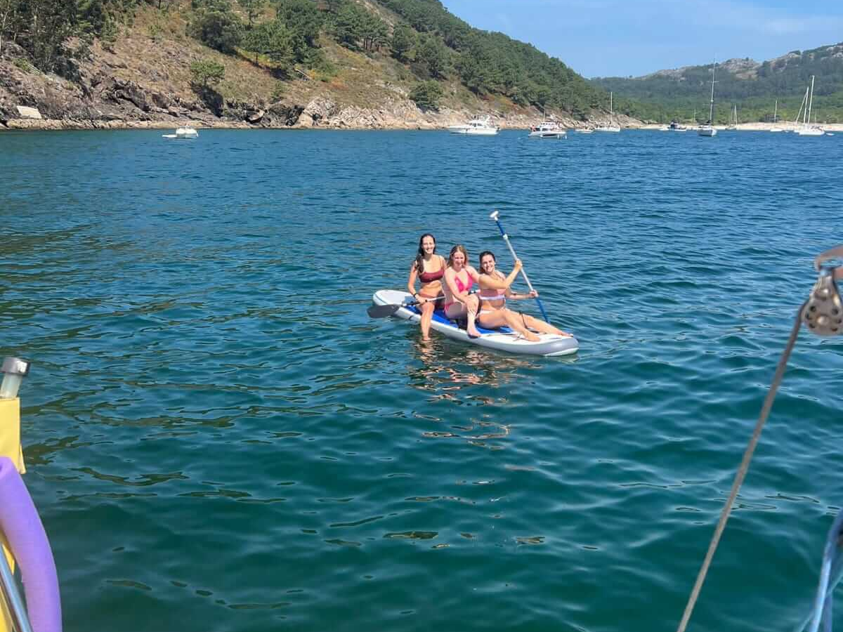 Paseo en barco con actividades acuáticas en Vigo