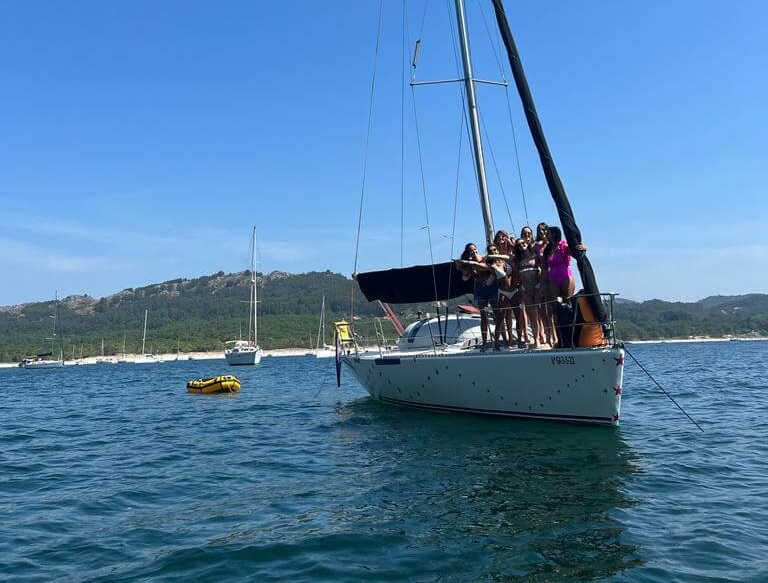 Grupo navegando en barco en la Ría de Vigo